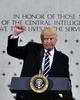 米バージニア州ラングレーの中央情報局（CIA)本部を訪問したトランプ大統領（2017年1月21日撮影）。(c)AFP/MANDEL NGAN