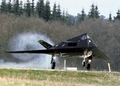ドイツ西部のシュパンダーレム（Spangdahlem）米軍基地に着陸するステルス戦闘機F-117（1999年4月4日撮影）。(c)AFP/EPA/DPA/WERNER BAUM