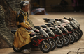 中国・雲南（Yunnan）省のテーマパーク内にある「小矮人帝国（Dwarf Empire）」で、ミニバイクに座る従業員（2010年3月26日撮影）。(c)AFP/Peter PARKS