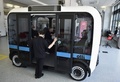 米メリーランド州ナショナルハーバーにあるローカルモーターズ社で公開された自動運転車「Olli」（2016年6月16日撮影）。(c)AFP/Mandel Ngan