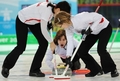 2010年%%バンクーバー冬季五輪%%、カーリング女子1次リーグ、日本対スイス。日本は4-10で敗れ、通算成績を3勝4敗とした。写真はストーンを投じるスイスのミリアム・オットー（%%Mirjam Ott%%、中央）。（2010年2月22日撮影）(c)AFP/TOSHIFUMI KITAMURA