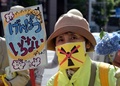 都内で2日、脱原発を求める大規模な集会とデモ行進が行われた。芝公園で行われた集会には主催者発表で東日本大震災による原発事故の被災者やノーベル賞作家の大江健三郎（Kenzaburo Oe）さんら7500人が参加。その後、参加者らは東京電力（TEPCO）本社前などを通るデモ行進を行った（2013年6月2日撮影）。(c)AFP/TOSHIFUMI KITAMURA