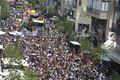 イスラエルのテルアビブ（Tel Aviv）で10日、毎年恒例のゲイ・プライド・パレード（Gay Pride Parade）が開かれ、数万人が集まった（2011年6月10日撮影）。(c)AFP/DAVID BUIMOVITCH