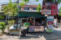 タイ・バンコク南方のペチャブリー県で、太陽光で焼く鶏肉が話題のシラ・スタラットさんの店（2017年5月4日撮影）。(c)AFP/Roberto SCHMIDT