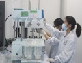 新型コロナウイルス感染症治療薬のサンプルの品質を検査する研究者（2022年5月10日提供）。(c)CGTN Japanese