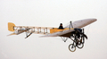 2008年1月27日、アラブ首長国連邦（UAE）のアルアイン（Al-Ain）の空港で開かれた国際航空ショー「International Aerobatics Show」で飛行する世界最古の飛行機Bleriot XI。(c)AFP/Karim SAHIB