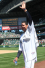 米大リーグ（MLB）、シアトル・マリナーズ（Seattle Mariners）のフェリックス・ヘルナンデス（Felix Hernandez）が15日、タンパベイ・レイズ（Tampa Bay Rays）戦に先発登板し、完全試合を達成した。

試合はマリナーズが1-0で勝利を収めた。

試合後、観衆の声援に応えるシアトル・マリナーズのフェリックス・ヘルナンデス（Felix Hernandez、2012年8月15日撮影）。(c)AFP/Getty Images/Otto Greule Jr