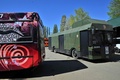 ウクライナの首都キーウの作業場の外に止められた医療車（2023年5月1日撮影）。(c)Sergei SUPINSKY / AFP