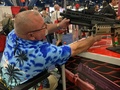 米テキサス州ヒューストンで開催された全米ライフル協会（NRA）年次総会の会場で、銃を手に取る人（2022年5月22日撮影）。(c)STRINGER / AFP