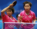 韓国戦でダブルスの試合に臨む日本の福岡春菜（%%Haruna Fukuoka%%、右）／平野早矢香（%%Sayaka Hirano%%、左）組（2008年8月14日撮影）。(c)AFP/Carl de Souza