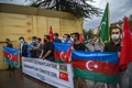 トルコ・イスタンブールのアゼルバイジャン領事館周辺で、アゼルバイジャンの国旗を掲げて同国を支持する人々（2020年9月29日撮影）。(c)Ozan KOSE / AFP