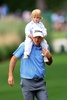 男子ゴルフ米国ツアーメジャー第1戦、第86回マスターズ・トーナメントのパー3コンテストで、娘を肩車するラッセル・ヘンリー（2022年4月6日撮影）。(c)David Cannon/Getty Images/AFP