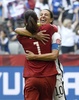 女子サッカーW杯カナダ大会・決勝、米国対日本。ハットトリックを達成し、チームメートのホープ・ソロと喜びを分かち合う米国のカーリー・ロイド（2015年7月5日撮影）。(c)AFP/FRANCK FIFE