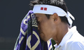 テニス、ウィンブルドン選手権、男子シングルス2回戦。ウィンブルドンのタオルで顔をぬぐう錦織圭（2017年7月5日撮影、資料写真）。(c)AFP/Oli SCARFF