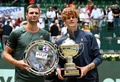 男子テニス、テラ・ウォルトマン・オープン、シングルス決勝。表彰式に臨む準優勝のホベルト・ホルカシュ（左）と優勝したヤニック・シナー（2024年6月23日撮影）。(c) CARMEN JASPERSEN / AFP