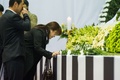 韓国・安山（Ansan）市の体育館に設置された旅客船セウォル（Sewol）号の犠牲者を追悼する献花台を訪れ、涙を流す人々（2014年4月23日撮影）。(c)AFP/KIM DOO-HO