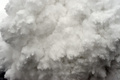 ネパールの地震に伴いエベレストのベースキャンプで発生した雪崩の雪煙（2015年4月25日撮影）。(c)AFP/ROBERTO SCHMIDT