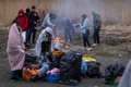 ポーランド東部メディカの国境検問所で、ウクライナから徒歩で避難してきた人々（2022年2月27日撮影）。(c)Wojtek RADWANSKI / AFP