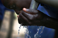 2007年10月19日、ウガンダのOlilim国内避難民キャンプで、井戸の水を飲む女の子。(c)AFP/Roberto SCHMIDT