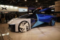 中国の電気自動車（ＥＶ）メーカー、小鵬汽車のブースを見学する来場者（2024年1月10日撮影）。(c)Xinhua News