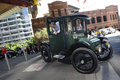 オーストラリア・シドニー（Sydney）で5日、1915年製の電気自動車「デトロイト（Detroit）」を運転するビンテージカー収集家のビル・ロイド（Bill Lloyd）さん（61）。元機械技師で弁理士のロイドさんいわく、「世界で最も有名なアンティーク電気自動車」だ。

「デトロイト」は1906年～1940年に米デトロイト（Detroit）のアンダーソン電気自動車会社（Anderson Electric Car Company）が製造していた電気自動車で、ロイドさんによれば4万台を売り上げたが、現在でも走行可能な車体は豪国内にわずか4台だけ。鉛酸電池で駆動し、満充電でおよそ80キロメートル走行可能で、最高時速は約40キロという（2012年9月5日撮影）。(c)AFP/ROMEO GACAD