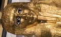 エジプトのカイロにある国立エジプト文明博物館で公開された高位聖職者ネジェマンクの黄金のひつぎ（2019年10月1日撮影）。(c)Khaled DESOUKI / AFP