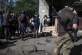 ウクライナ・イジュームの人道支援センター前に集まった人々（2022年9月29日撮影）。(c)Juan BARRETO / AFP