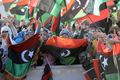 リビア・ミスラタ（Misrata）で、新生リビア国旗を手に全土解放を喜ぶ市民ら（2011年10月23日撮影）。(c)AFP/PHILIPPE DESMAZES