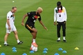 サッカーW杯カタール大会の初戦を控え、練習に臨むエリック・マキシム・チュポモティング（中央）を見守るカメルーンのリゴベル・ソング監督（右、2022年11月23日撮影）。(c)ISSOUF SANOGO / AFP