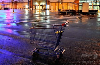 買い物カート暴走で2人死傷、坂道下り車に激突 豪 買い物カート暴走で2人死傷、坂道下り車に激突 豪