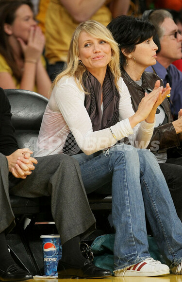 キャメロン・ディアス、NBAの試合を観戦 写真7枚 国際ニュース：AFPBB News