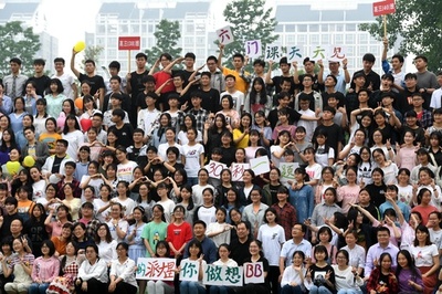 高校生2300人が一斉に写る「超・卒業記念写真」 合肥