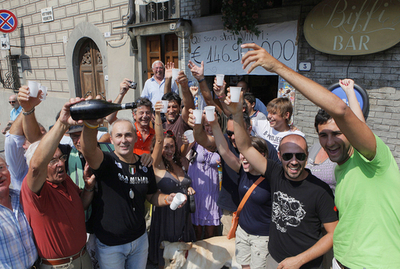 宝くじ200億円の当選者は誰？イタリアの村は大騒ぎ