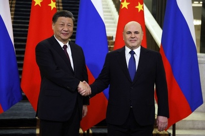 中国はロシアとの関係を「優先」 習氏、ロ首相と会談