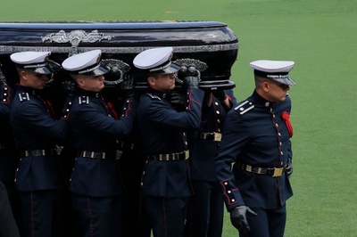 ペレ氏の葬列行われる、ブラジル国民が「王様」に別れ