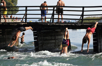 気温40度　猛暑が続くマケドニアで川に飛び込む人々