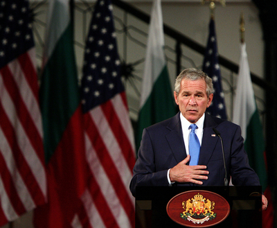 ブッシュ大統領、欧州歴訪を終え帰国の途に