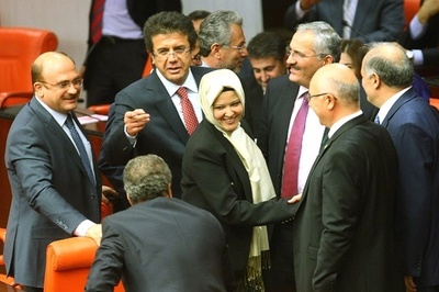 トルコの女性議員、国会でスカーフ着用 1999年以来