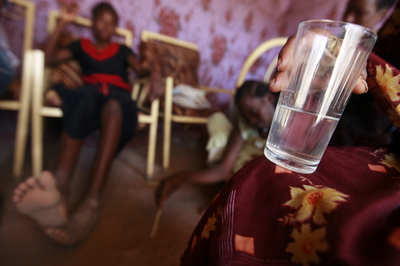 スーダンで、イスラム教が禁じる酒をつくる女性たち