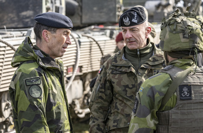 ポーランド軍高官2人が辞任 国防相と対立か