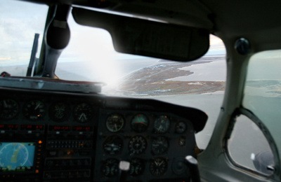 飛行中の旅客機のエンジン停止試み、非番のパイロット訴追 米