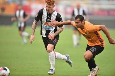 ニューカッスルが親善試合で大敗、ファンはブルース監督就任を嘆く