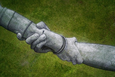 ベルリンで「壁を越えて」 博愛訴える巨大アート