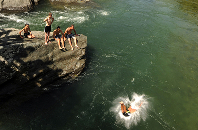 川に飛び込む少年たち、マケドニア
