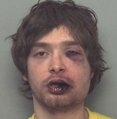 年金暮らしの70代、強盗を右フックでノックダウン