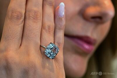 希少なブルーダイヤ、31億円超で落札 スイス