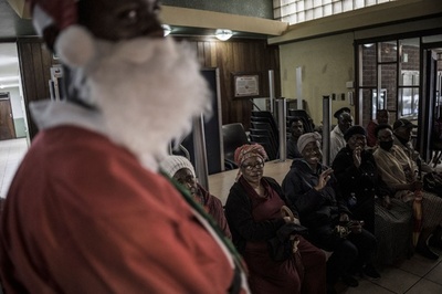 南アの犯罪多発地区で高齢者のクリスマス会 警備会社が主催