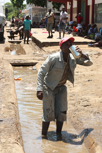 避難した屋根の上で赤ちゃんを出産、洪水のモザンビーク
