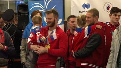 OAR選手団が凱旋、空港でファンから大歓迎受ける