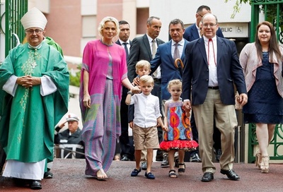 モナコ大公一家が伝統のピクニック、双子の公子と公女も参加